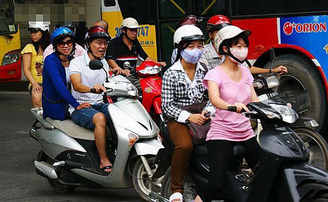 我国一邻国，摩的横行每个人都拥有一身好骑技，摩托车成为男女新婚标配！