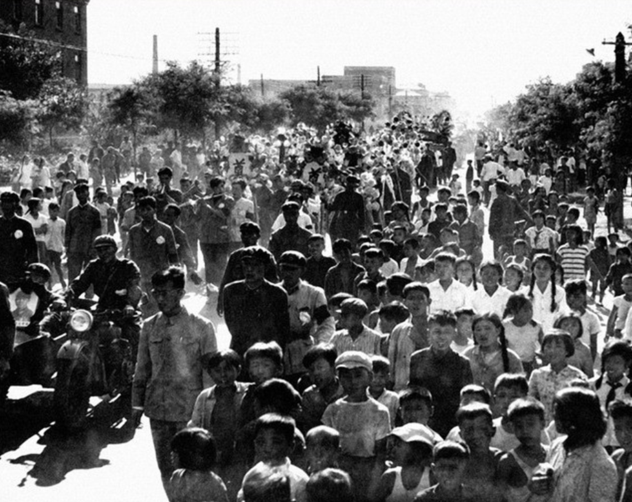 雷锋下葬真实照片：摩托车开道，十万人送行，图六众人在抬棺材