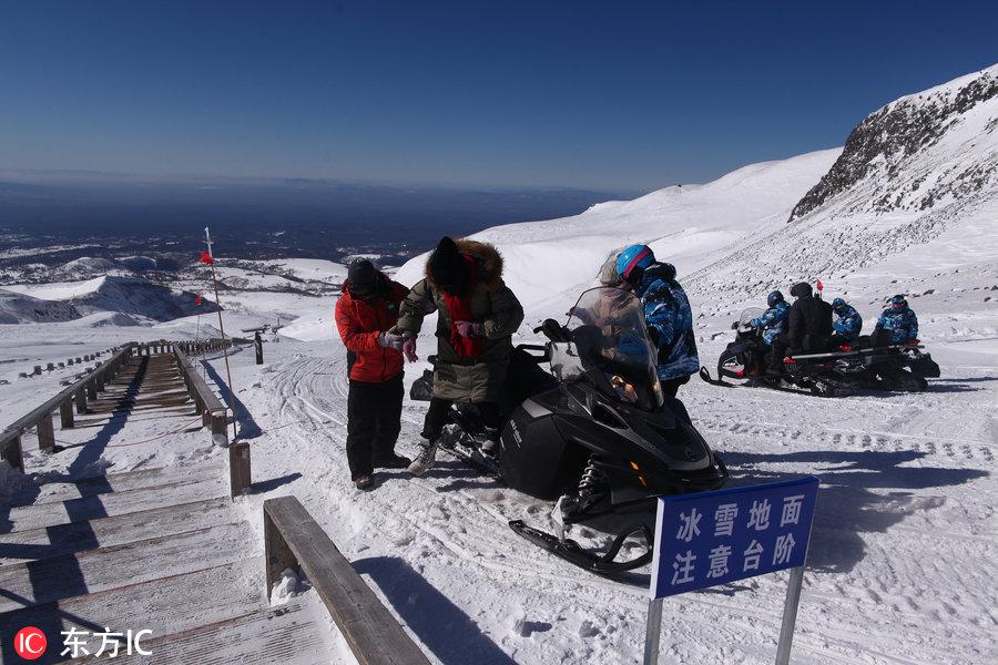 严冬长白山摩托车飞驰天池冰天雪地上演“速度与激情”