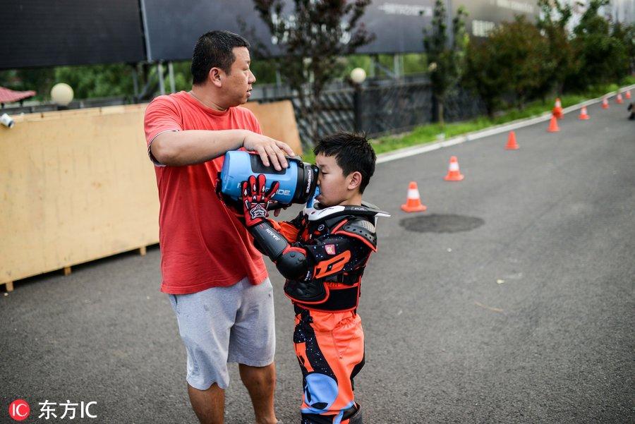 三岁半会开始学儿童摩托车，已成培训新时尚，7成是女孩