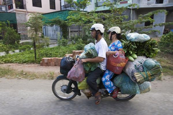 我国一邻国，摩的横行每个人都拥有一身好骑技，摩托车成为男女新婚标配！