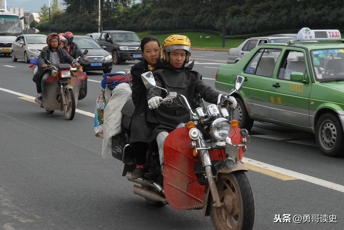 农民工骑摩托车千里回家过年：一道让人心酸的风景线