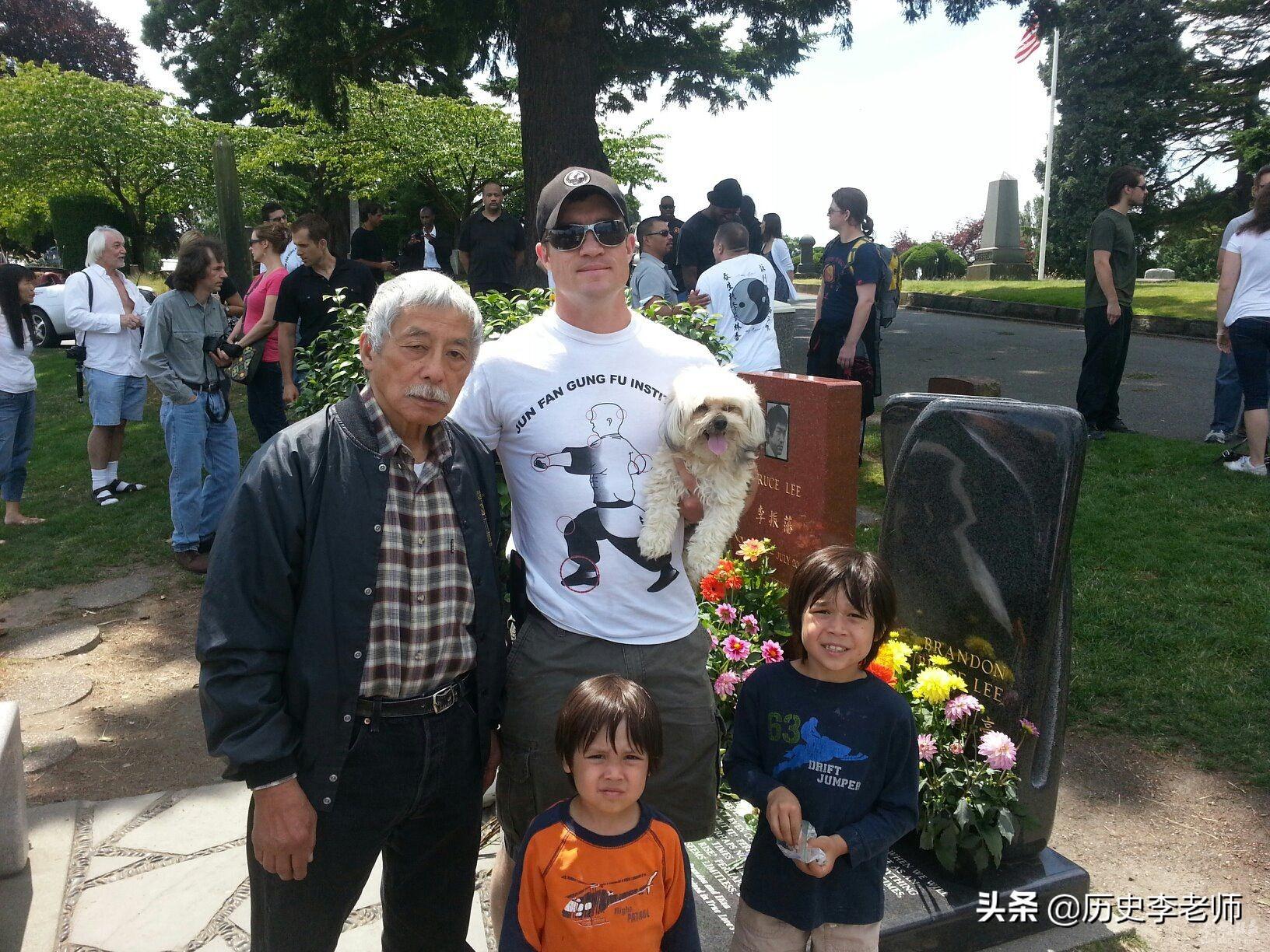 老照片回顾李小龙的一生：师父叶问断言他短命，徒弟为他守墓至今