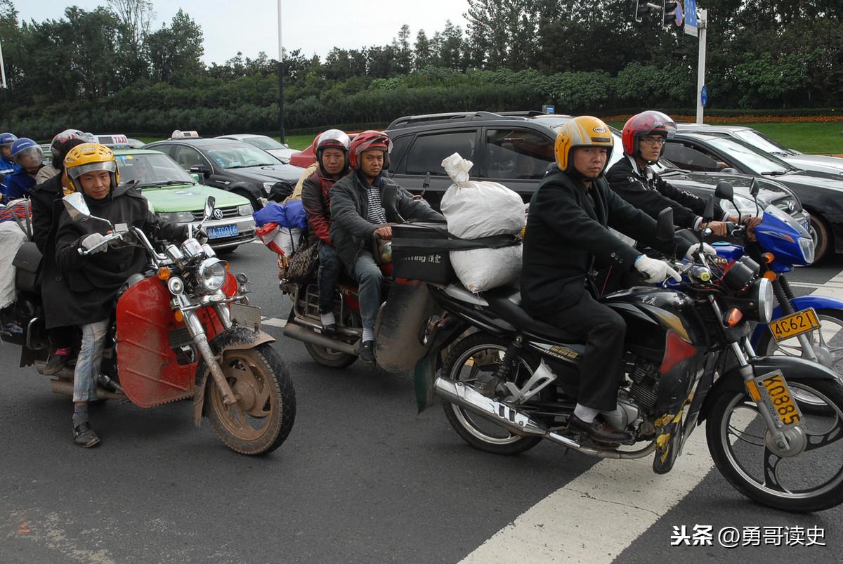 农民工骑摩托车千里回家过年：一道让人心酸的风景线