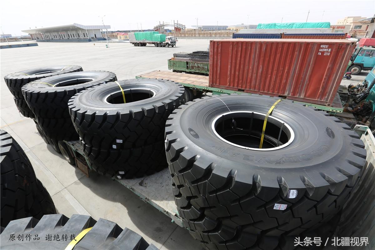 蒙古国司机到中国购买巨型轮胎 每条价值上万