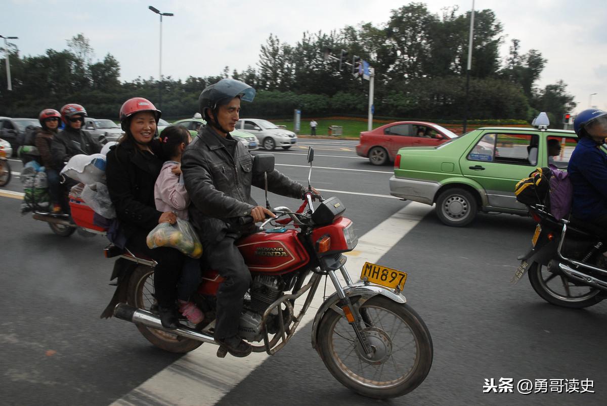 农民工骑摩托车千里回家过年：一道让人心酸的风景线