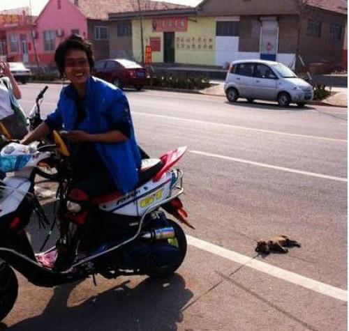 男子用摩托车拖着狗狗还晒图，警察找上门后发现更残忍的一幕