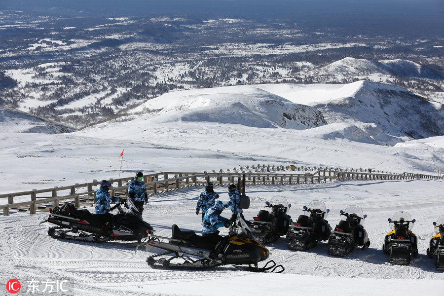 严冬长白山摩托车飞驰天池冰天雪地上演“速度与激情”