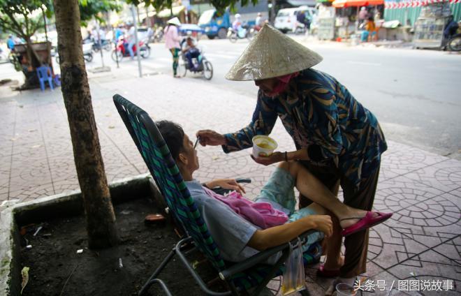 为了生病的儿子和丈夫，76岁的大姨在街头卖废旧电视机配件