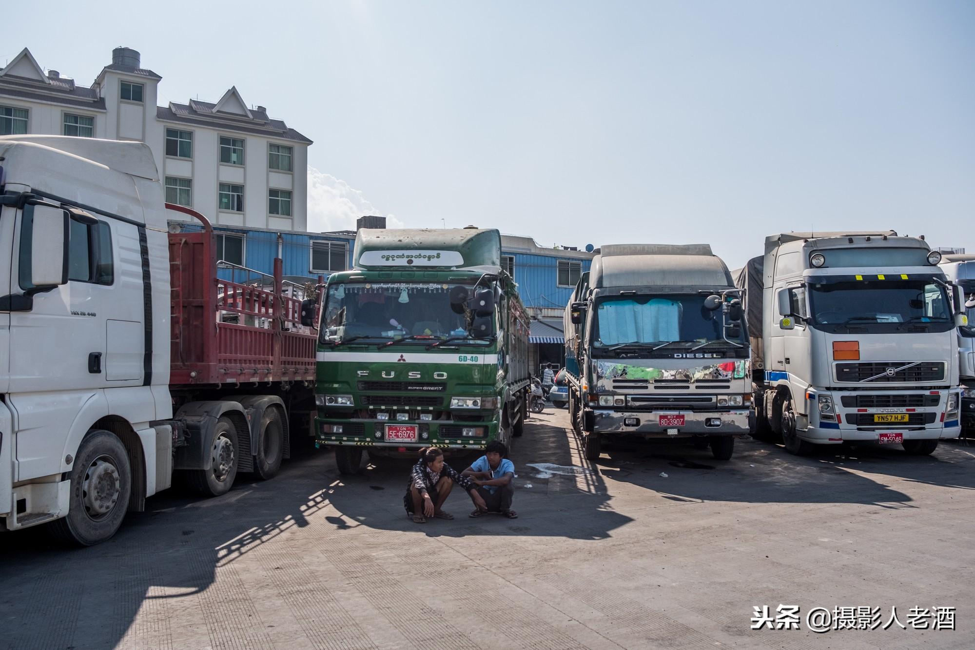 云南瑞丽实拍缅甸大货车：各国品牌都有，只看到一个中国品牌