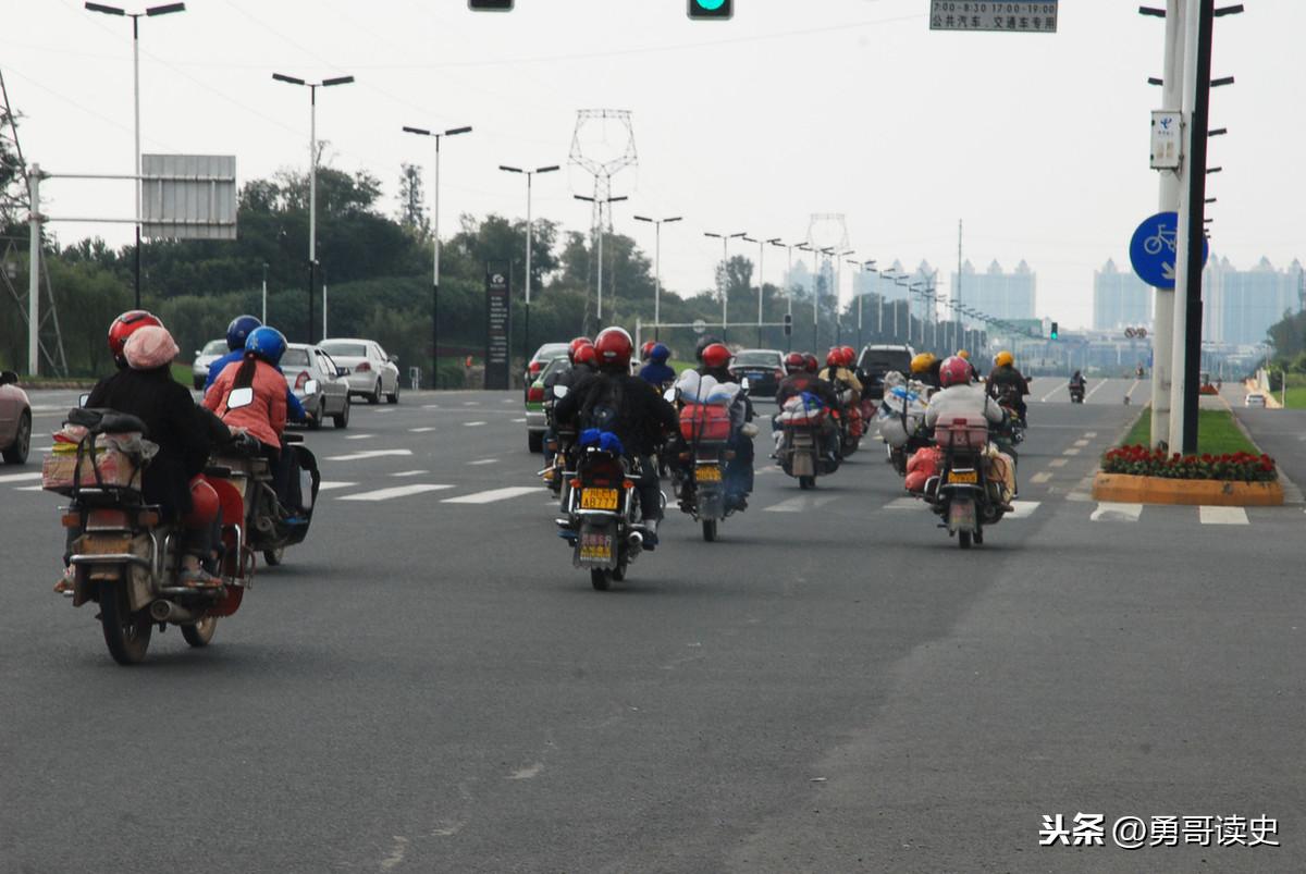 农民工骑摩托车千里回家过年：一道让人心酸的风景线