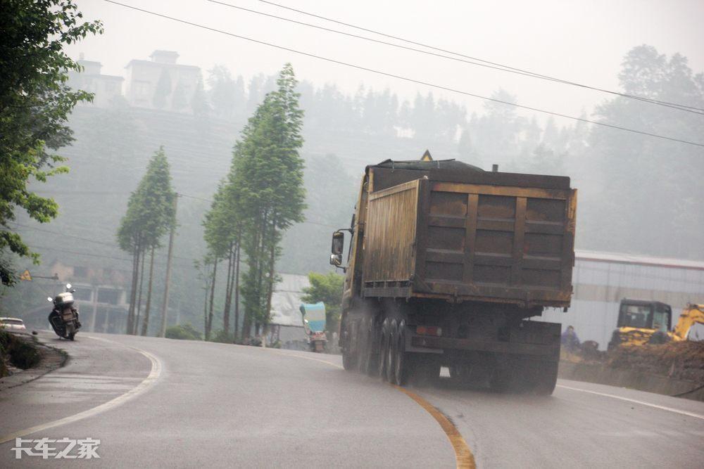 崎岖山路，细雨蒙蒙 实地体验东风天龙启航版拉砂石