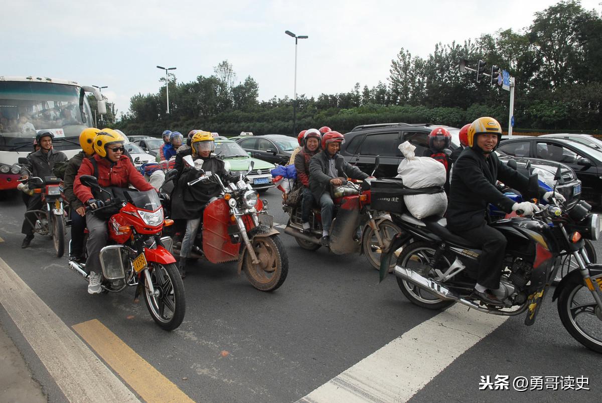 农民工骑摩托车千里回家过年：一道让人心酸的风景线