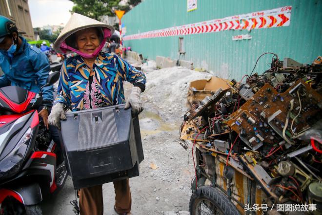 为了生病的儿子和丈夫，76岁的大姨在街头卖废旧电视机配件