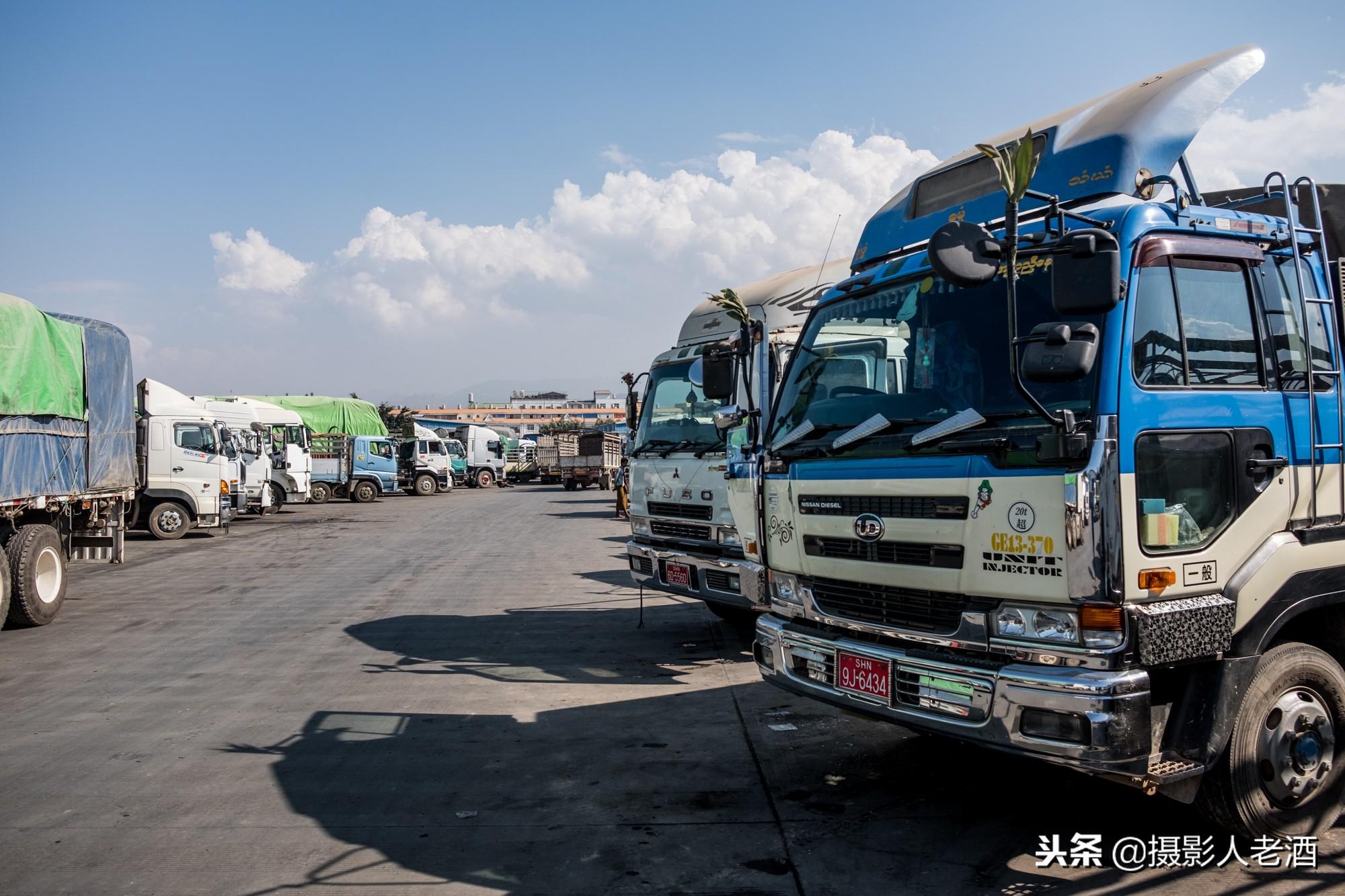 云南瑞丽实拍缅甸大货车：各国品牌都有，只看到一个中国品牌