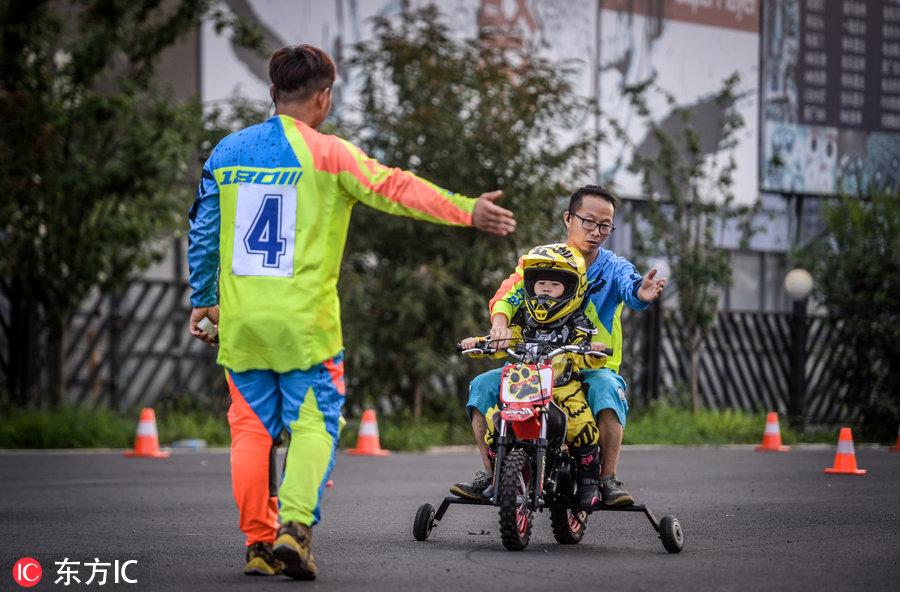 三岁半会开始学儿童摩托车，已成培训新时尚，7成是女孩