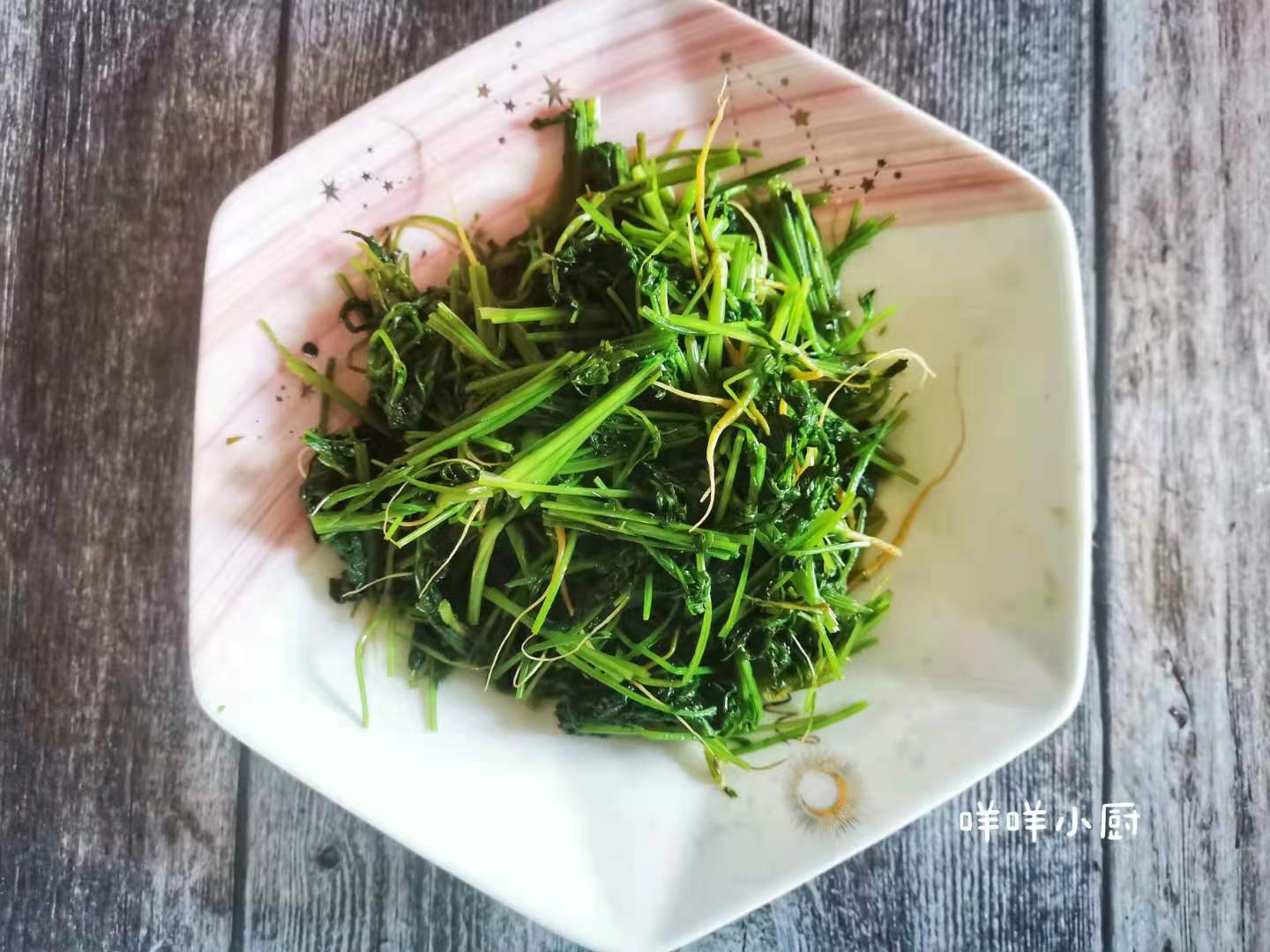 胡萝卜苗生活小妙招(凉拌胡萝卜苗,简单几步就是一盘开胃小菜,1分钟