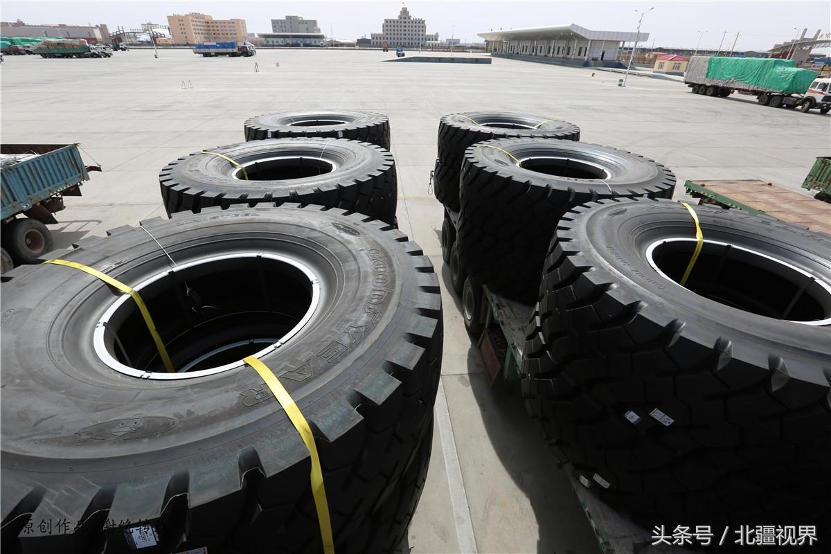 蒙古国司机到中国购买巨型轮胎 每条价值上万