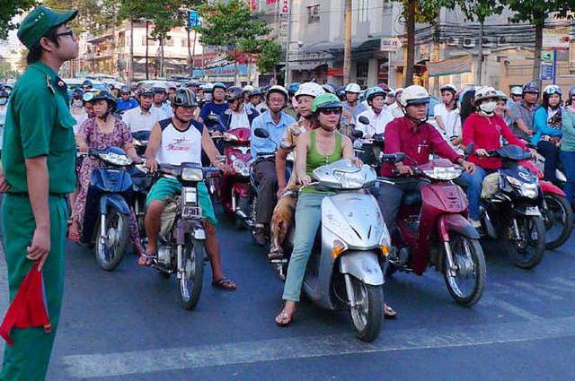 我国一邻国，摩的横行每个人都拥有一身好骑技，摩托车成为男女新婚标配！