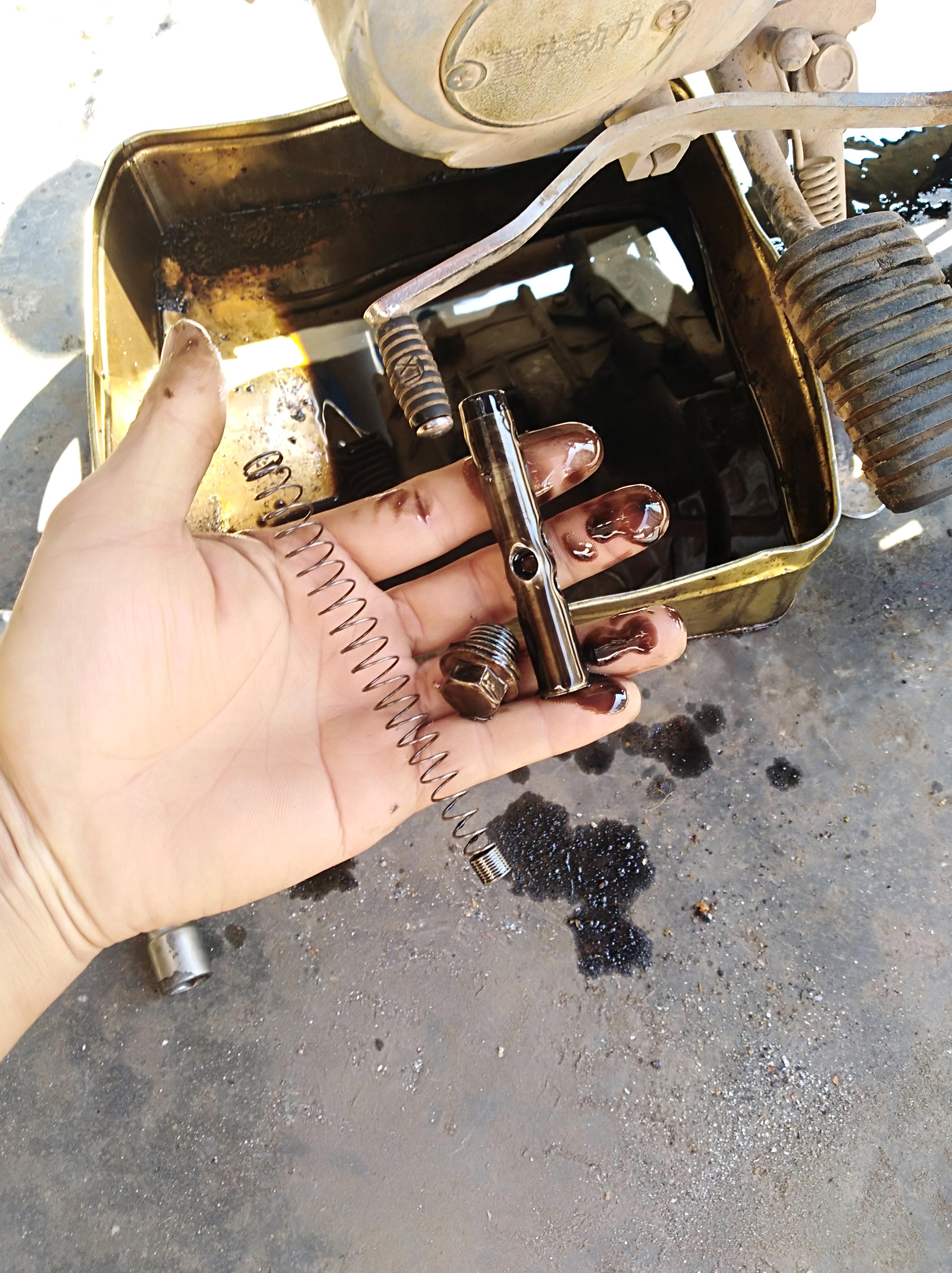 摩托车更换机油错拆螺丝，看拆了哪个螺丝