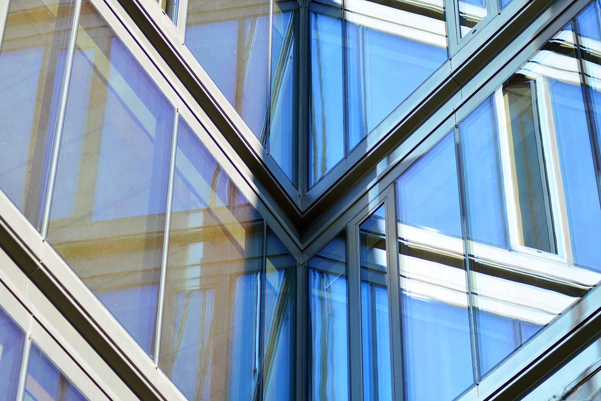 本文将深入探讨夹层玻璃和中空玻璃的区别,以及如何选择合适的玻璃