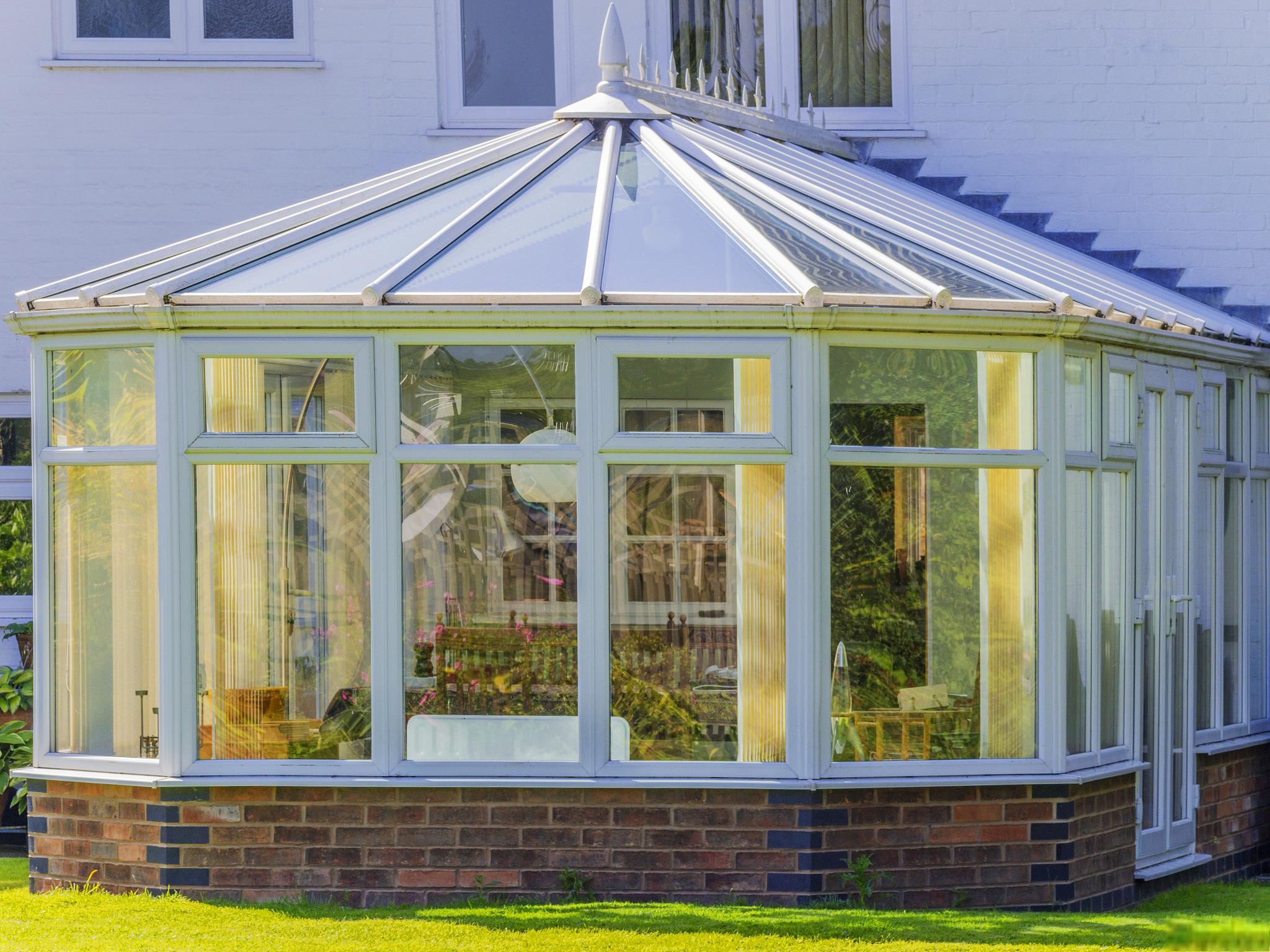 个性化移动阳光房遮阳棚解决方案 随着夏季的来临,阳光房成为了人们