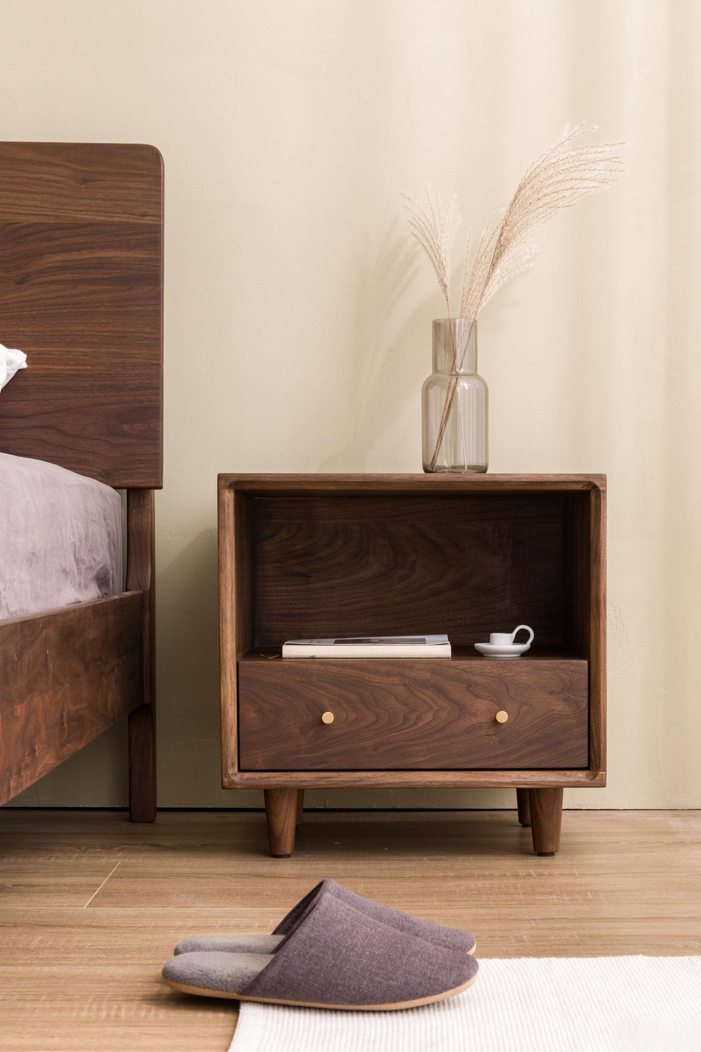 床头柜在家居生活中的角色和作用 床头柜作为家居生活中常见的附属