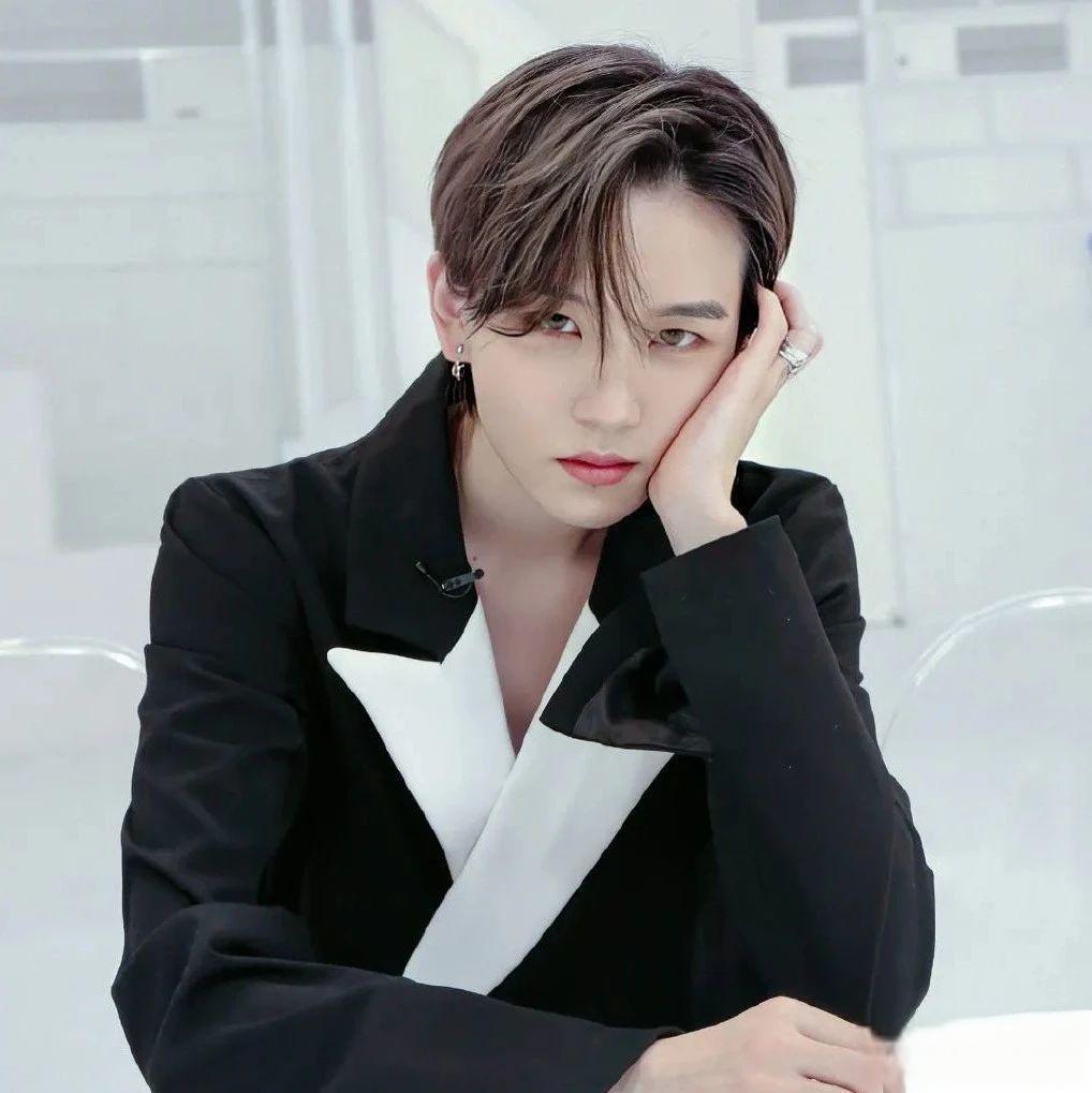 陆柯燃新造型:帅气又酷飒 陆柯燃的新造型帅气又酷飒,将运动休闲穿搭