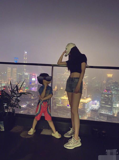 超可爱baby悠然逛日本寺庙 angelababy带着可爱的小海绵现身日本京都