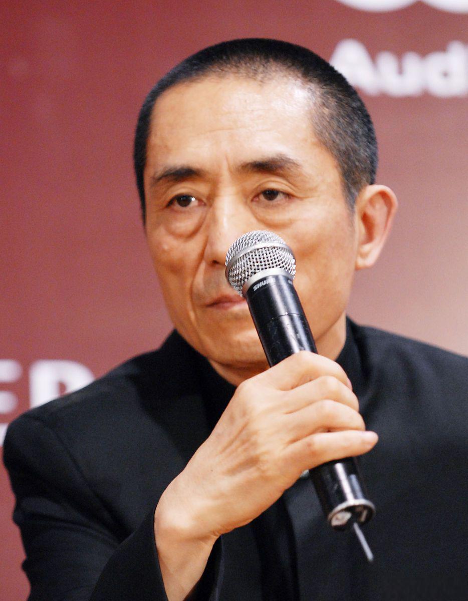 《坚如磐石》:素颜出镜的突破 导演张艺谋领导《坚如磐石》剧组全员