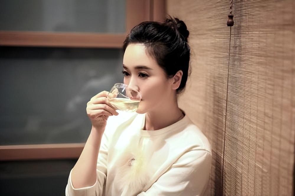 左小青:从"氧气少女"到成熟女演员 左小青从电影《阳光灿烂的日子》一
