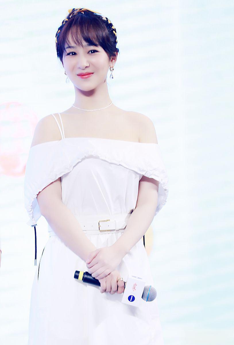 杨紫搭配王张艺兴,孔雀开屏惊艳全场 杨紫与张艺兴的搭配是一场视觉