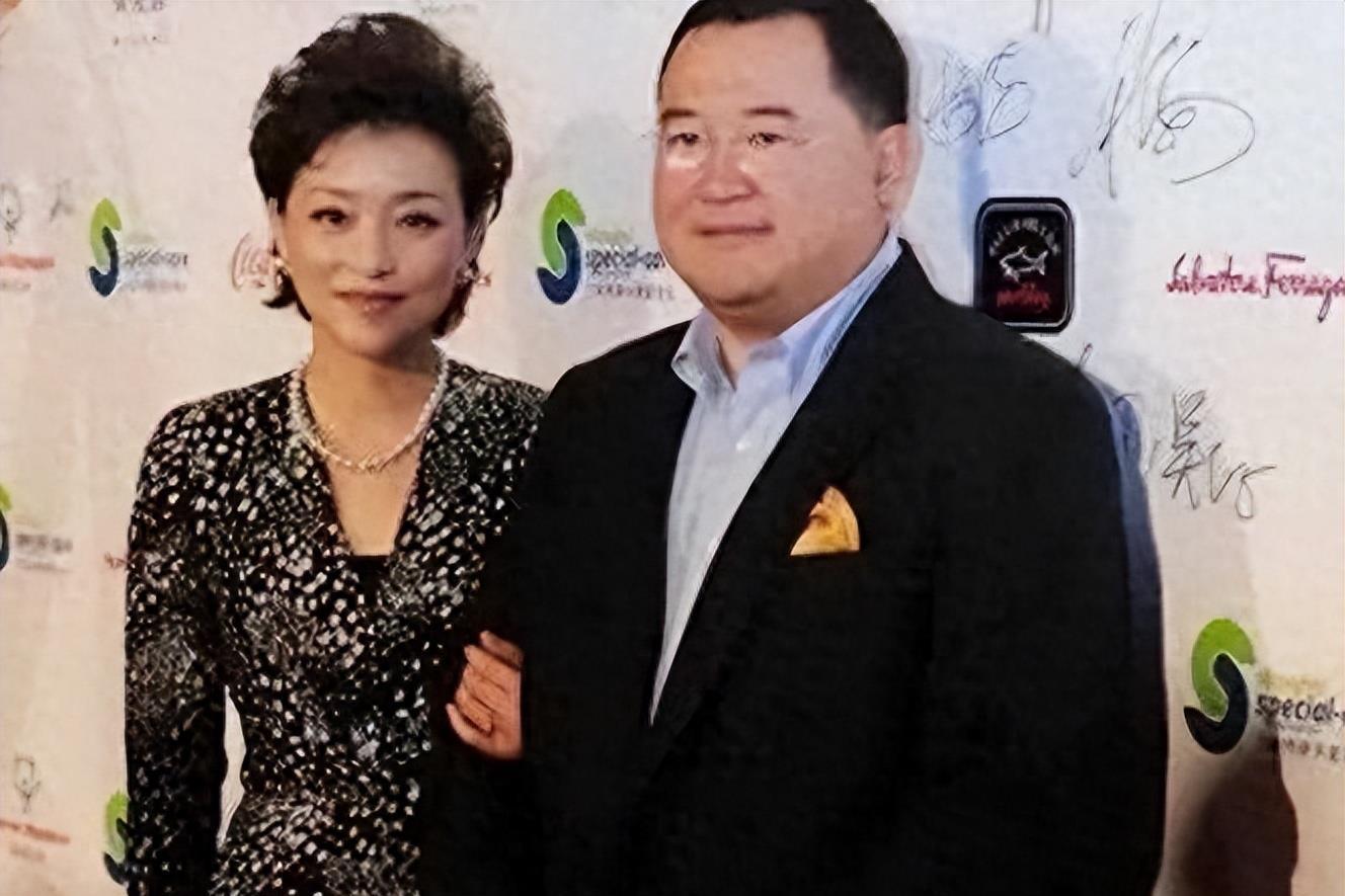 杨澜:与吴征的爱情 杨澜与吴征在一起已经三十年左右,他们的生活美满