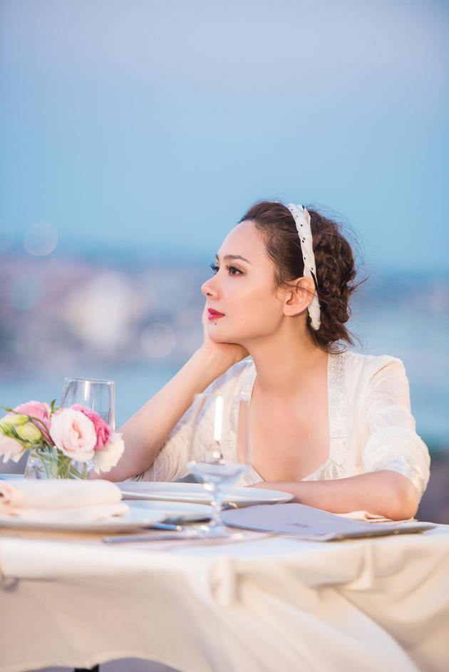 程莉莎:坚持梦想和爱情 程莉莎是一位非常励志的女演员,她在27岁时