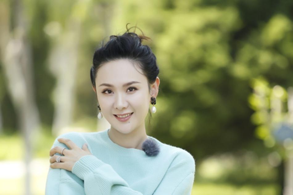 程莉莎:坚持梦想和爱情 程莉莎是一位非常励志的女演员,她在27岁时