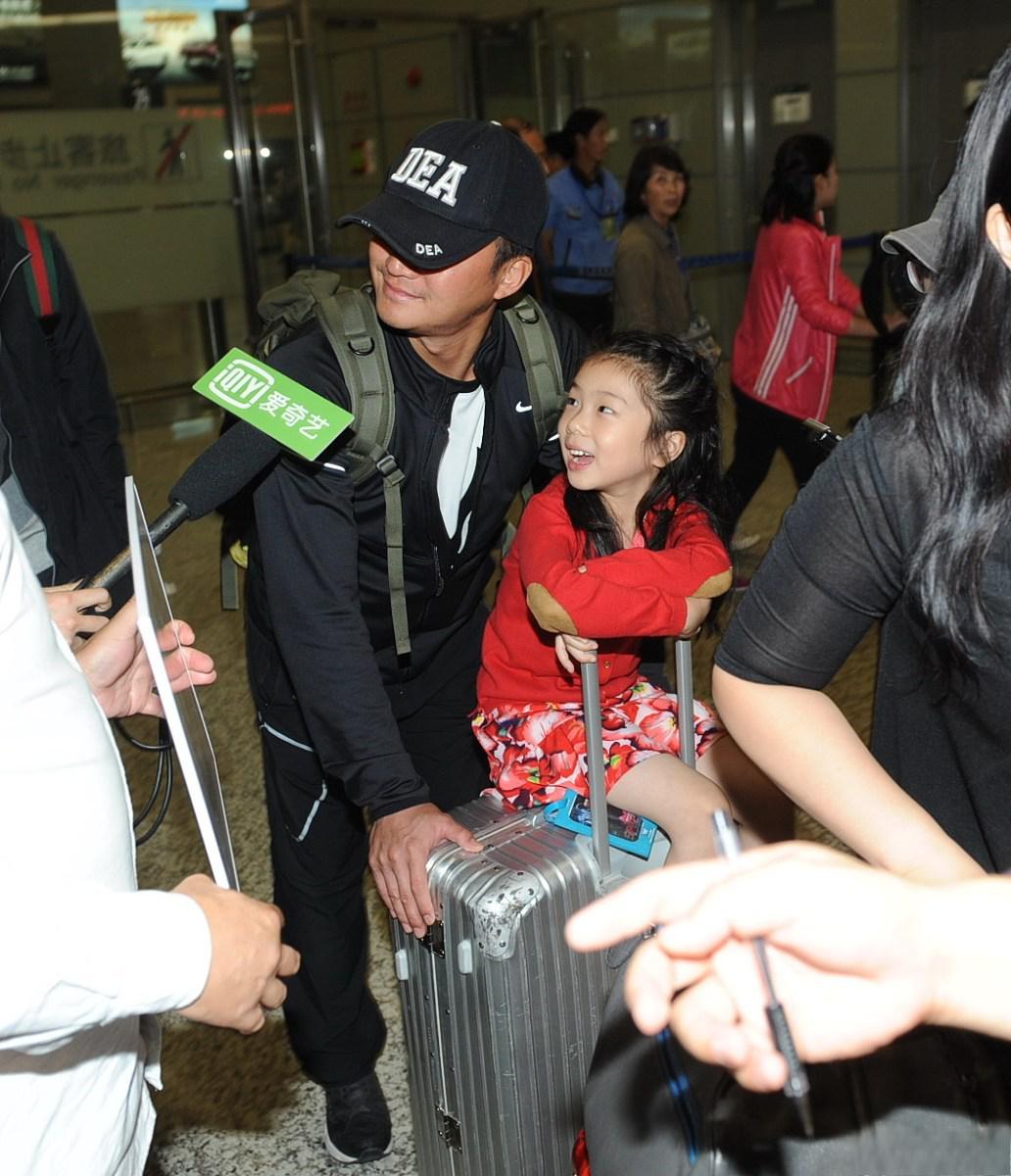 杨幂带小糯米饭:母爱无限 杨幂带着女儿小糯米在一家餐厅用餐,这一