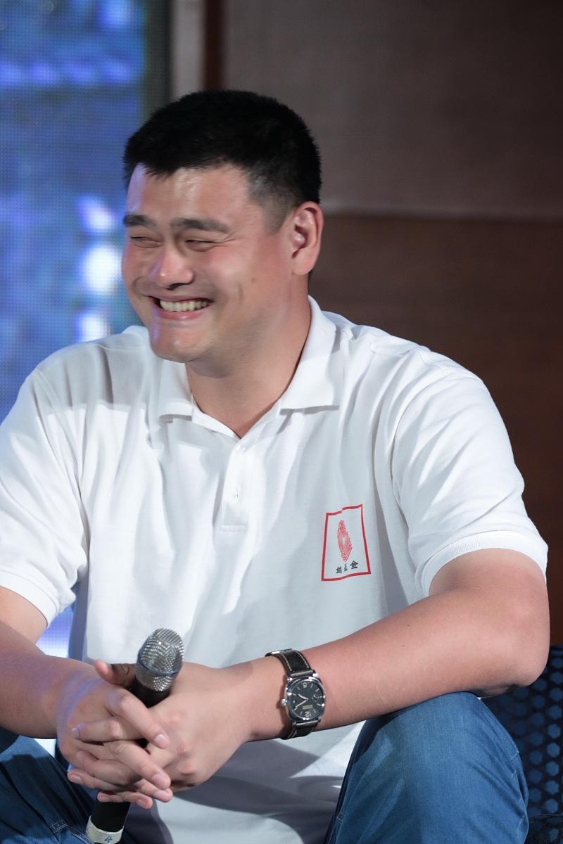 姚明赢球后的笑容 在男篮世界杯上,中国男篮遭遇了接连的败仗,提前