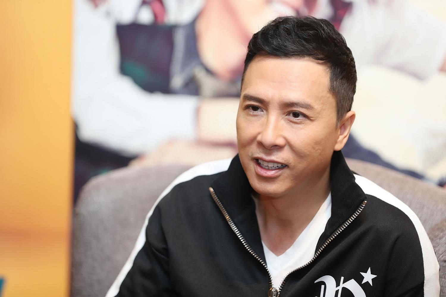 甄子丹沈阳之旅:尴尬经历 甄子丹在沈阳中街现身,穿着一身米白色的