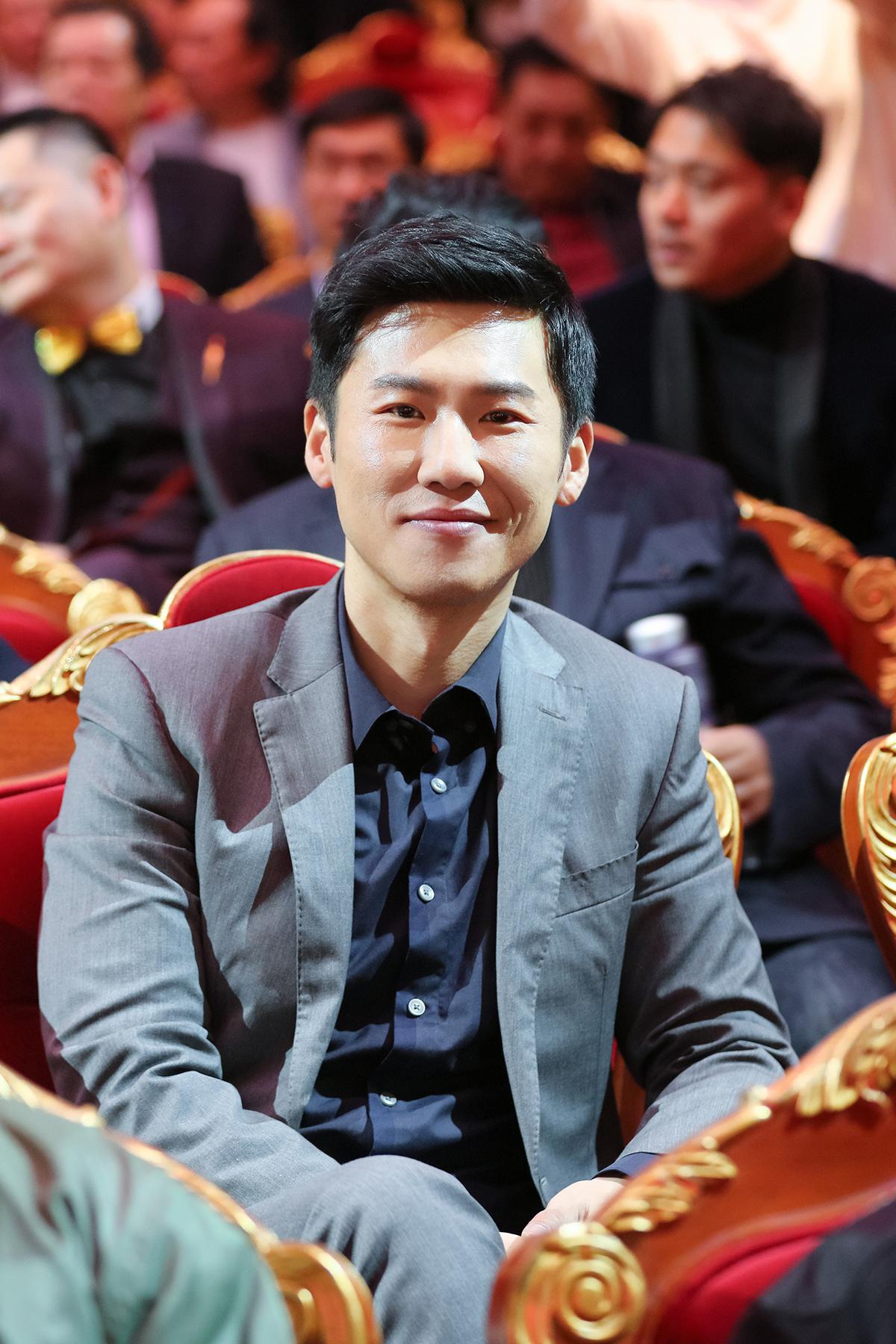 海归学霸为追演员梦,15年龙套后走红 王骁,一个为了自己的表演梦,默默