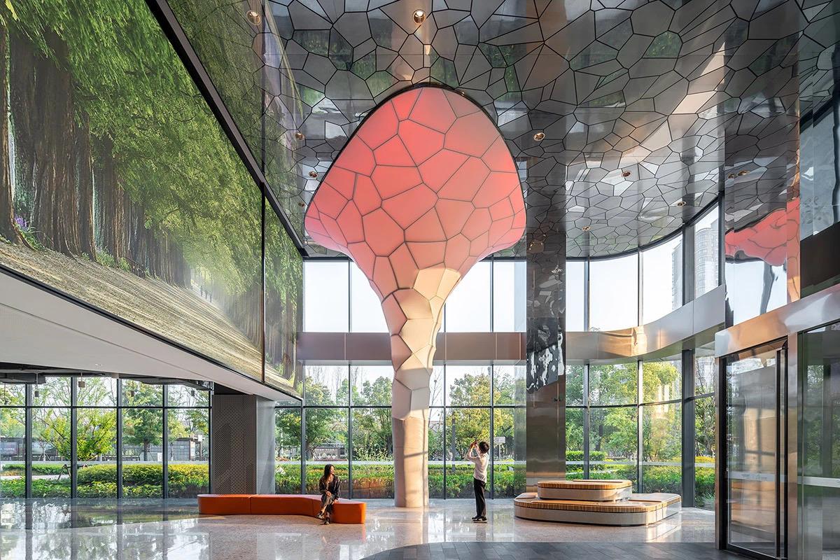 一楼大堂室内设计 99景观环境与绿植墙共融共生 室内设计通过镜面