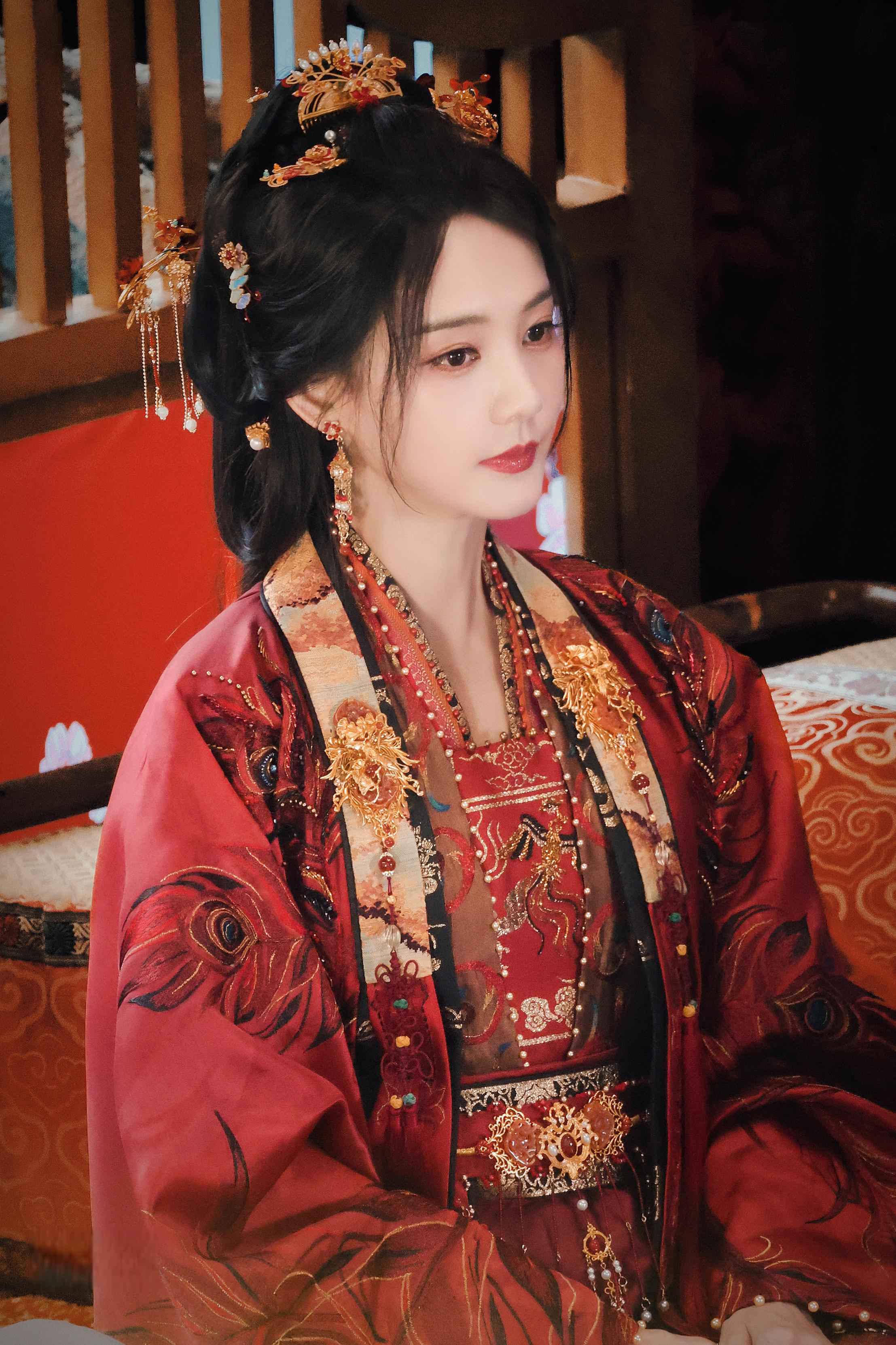 《云秀行》:李一桐惊艳婚礼造型cp感爆棚 改编自日漫《彩云国物语》的