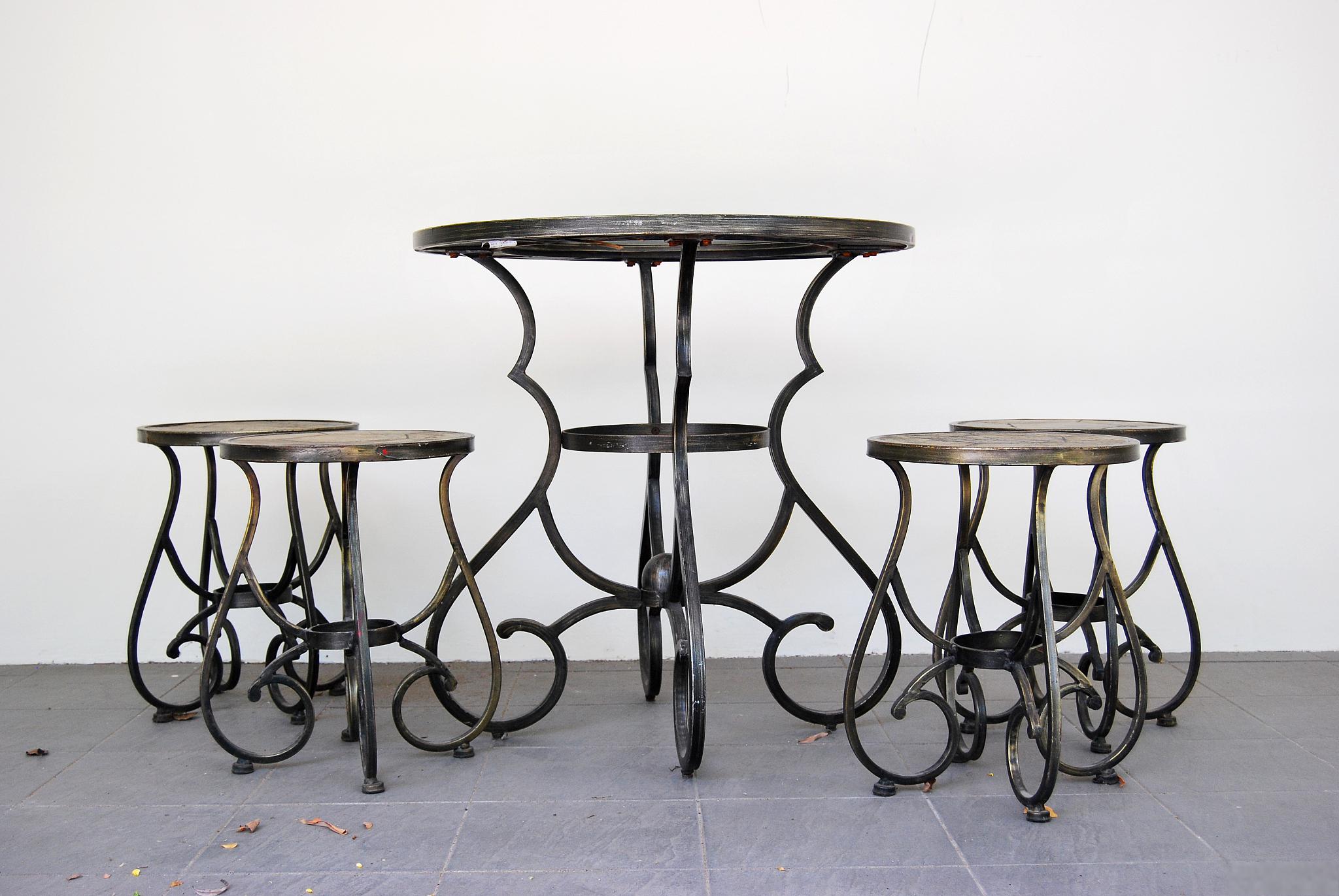 铁艺家具的魅力 铁艺家具是一种以铁制作的家具,它集自然与美感于一体