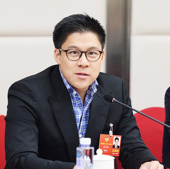 郭晶晶是他的幸运星 霍启刚是香港富豪霍英东的孙子,曾就读于英国伊顿