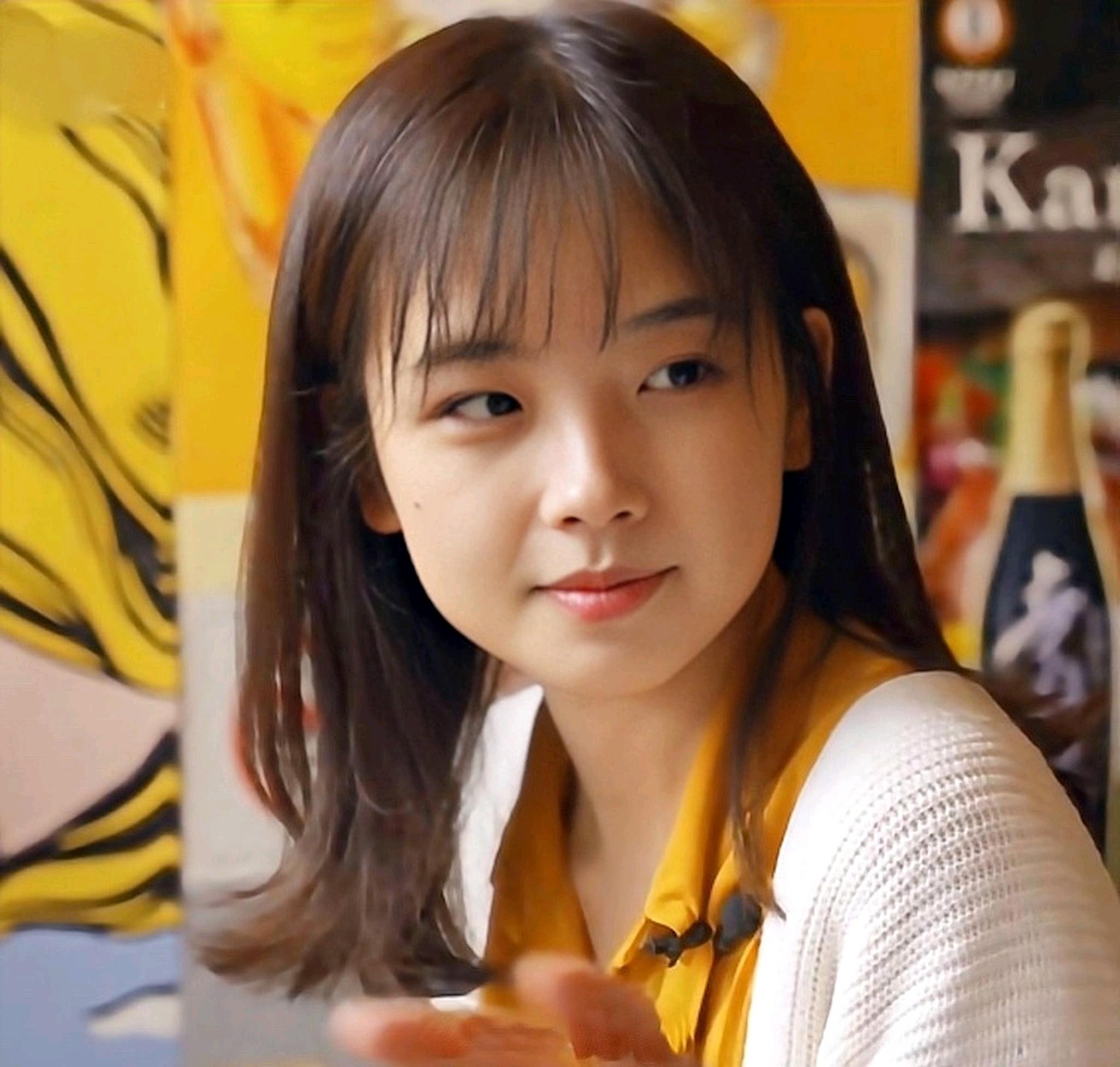 王冰冰:裸圆润白腿接地气 王冰冰以一身休闲装扮现