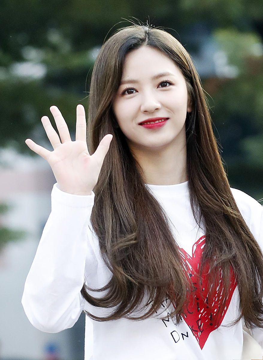 林娜荣否认恋爱传闻 林娜荣与崔雄只是同事关系,恋爱传闻可能会对明星