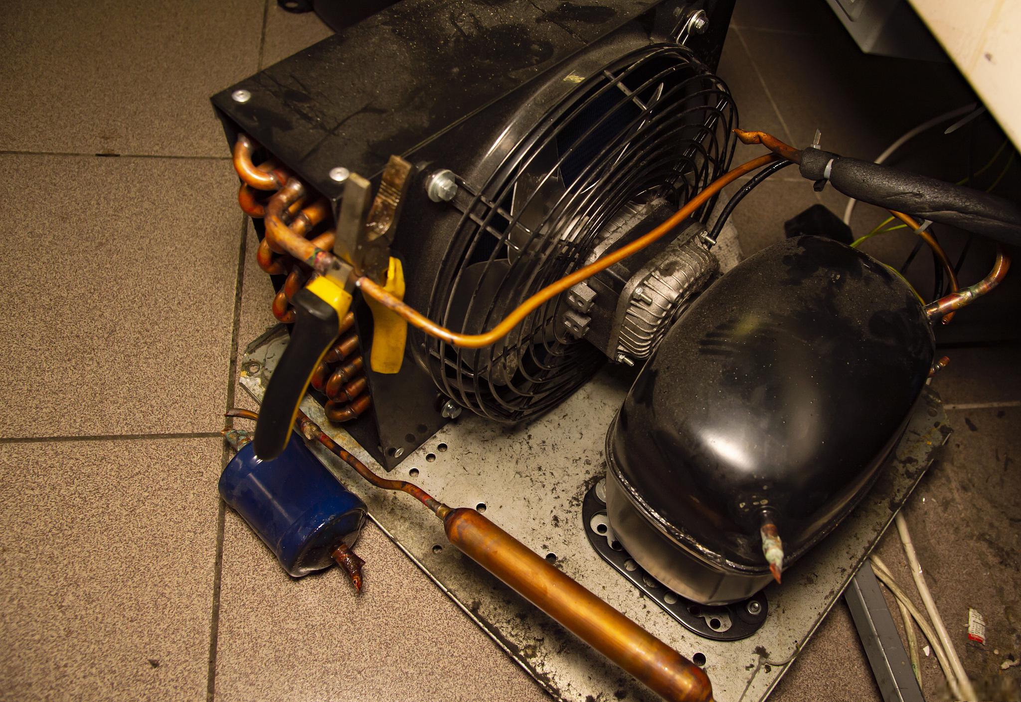 当冰箱发出嗡嗡响或其他异响时,可能是由于以下原因之一:压缩机砸音