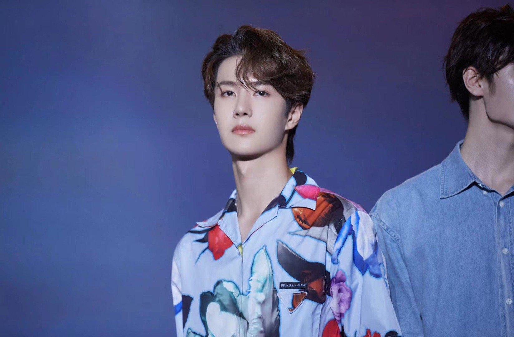 王一博千人接机,泰国粉丝热情欢呼 中国顶级明星王一博抵达泰国,迎来