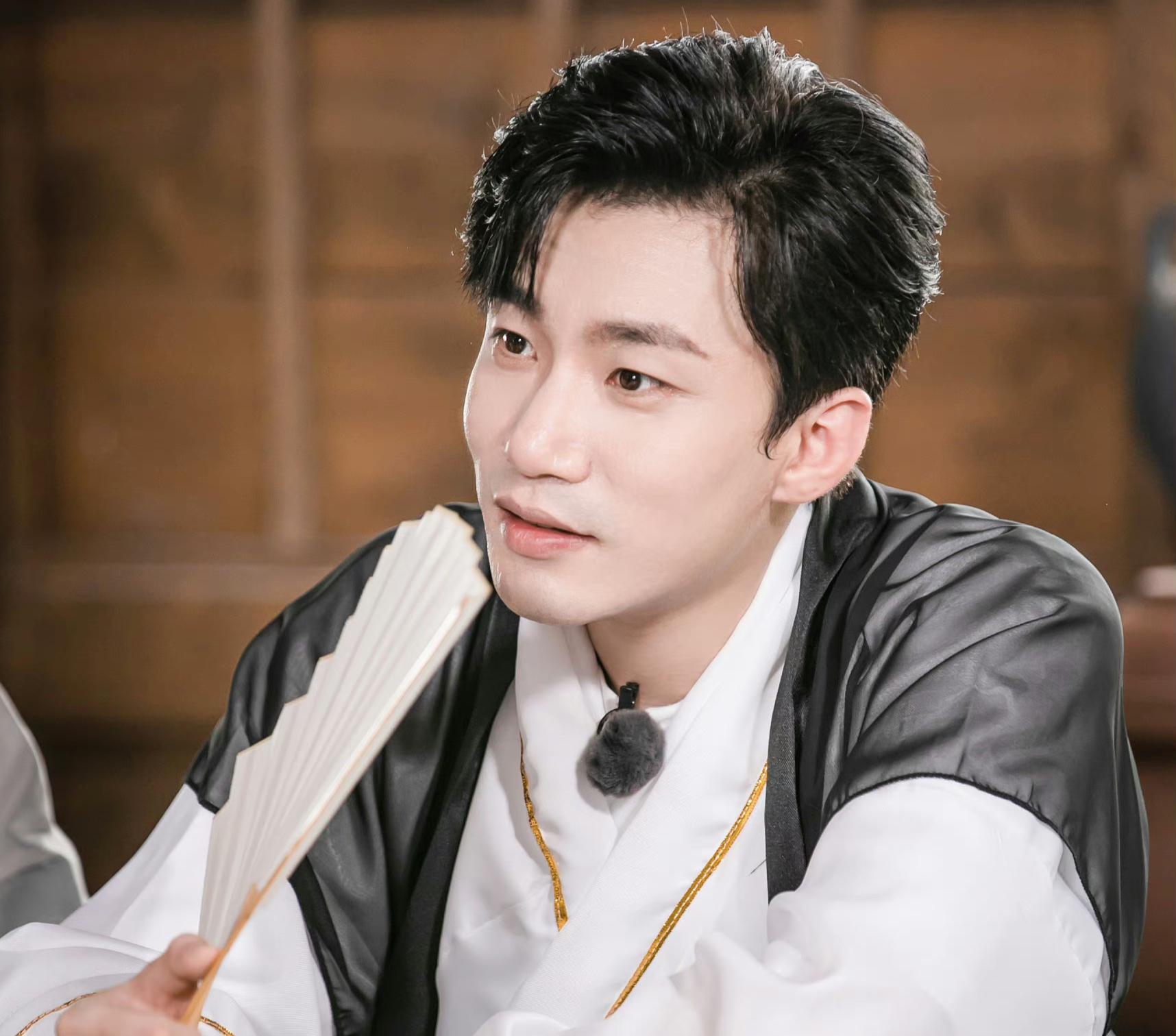 何九华深夜出轨,与素人女子亲密牵手回家 近日,有狗仔曝光了王鸥男友