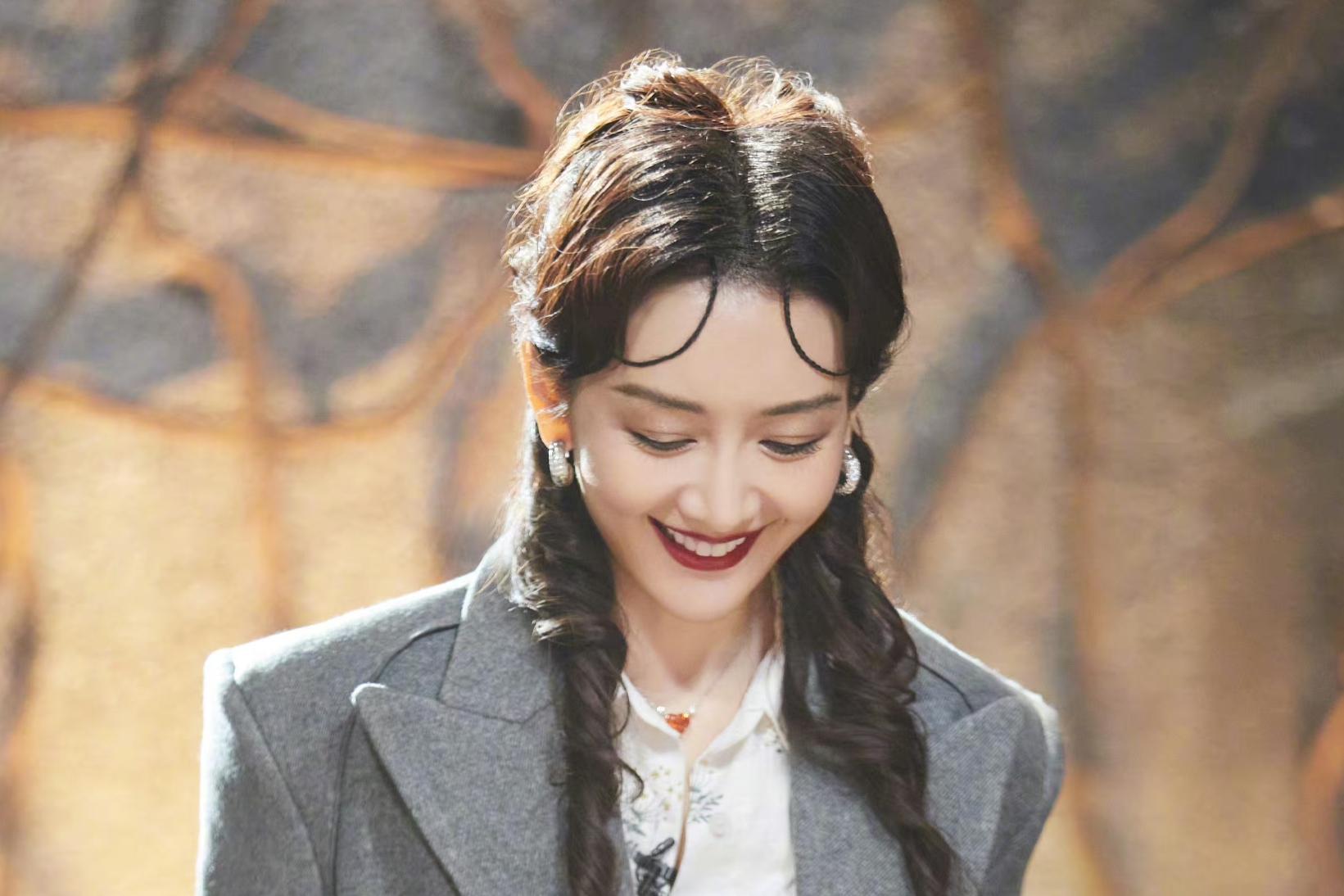 与素人女子亲密牵手回家 近日,有狗仔曝光了王鸥男友何九华出轨的事件