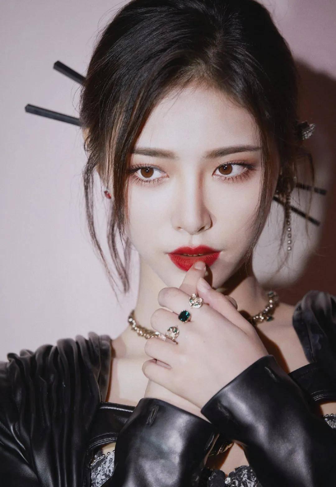 许佳琪:酷帅美的时尚态度 许佳琪以她独特的酷帅美造型备受瞩目,她的